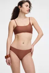 Conjunto de bikini color marrón con textura, compuesto por un corpiño tipo top con breteles finos y una bombacha clásica.