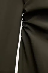 Vestido midi de cuello redondo y manga larga con puños. Tiene detalle de drapeado lateral y cierre trasero con cremallera oculta en la costura.
