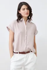 Camisa de manga corta con rayas verticales color beige y blanco.