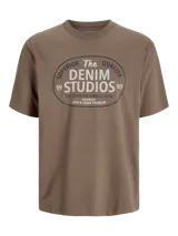 Camiseta marrón de manga corta y cuello redondo con estampado frontal con texto en color azul.