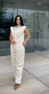 Pantalón cargo color blanco roto, de corte holgado, con bolsillos laterales y pliegues en la parte delantera.