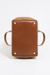 Bolso de mano Bimba y Lola modelo Chihuahua L, color marrón, con doble asa de mano y asa bandolera de tejido. Cierre con botón de presión, logo metálico y acabados plateados.