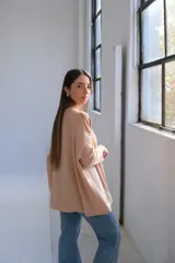 Sweater de punto con cuello redondo y corte murciélago. Diseño con bloques de color diagonales en tonos beige, marrón y tostado.
