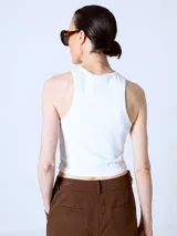 Musculosa blanca de algodón con logo de Adidas bordado en el pecho.