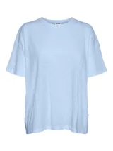 Remera celeste holgada de manga corta y cuello redondo.