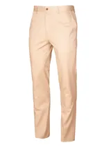 Pantalón de gabardina color beige, 100% algodón con tratamiento wrinkle free que reduce arrugas.