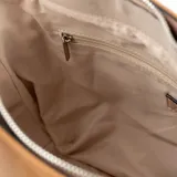 Cartera tipo tote color habano, confeccionada en símil cuero graneado. Tiene doble asa corta y correa larga regulable extraíble. El acceso es con cierre. Cuenta con un compartimento principal con un bolsillo interno con cierre y otro abierto.
