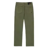 Pantalón de jean color verde militar, de corte slim, con cinco bolsillos y logo CAT en la parte trasera.