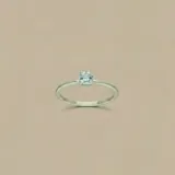 Anillo de plata 925 con topacio celeste engarzado en 6 puntas.