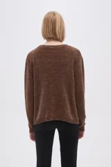 Sweater marrón de punto con textura trenzada, cuello redondo y mangas largas.