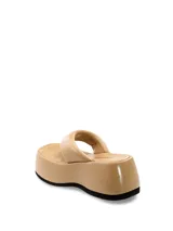 Sandalia con plataforma y tiras en tono beige, diseño moderno y cómodo.