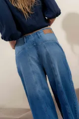 Pantalón de jean celeste de corte ancho con pinzas en la cintura.