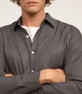 Camisa gris de fibra de bambú satinada con textura maquinetada, de corte regular, cuello inglés, manga larga y abotonadura frontal.