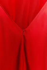 Vestido largo rojo de satén con cuello halter y espalda descubierta. Cierre trasero con cremallera oculta y lazo.