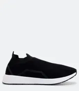 Championes negros de tela tejida, estilo slip-on, con suela blanca y detalles geométricos en los laterales.