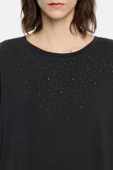 Camiseta negra de viscosa con corte recto, cuello redondo, manga corta recta y detalles de strass en hombros, delantero y espalda.