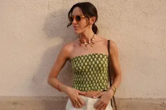 Collar corto con cordón de algodón color menta y flores de bronce.