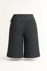 Bermuda hasta la rodilla de crochet de hilo celeste con negro y forro negro.