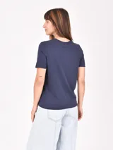 Remera color tostado de corte clásico y mangas cortas.