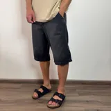 Bermuda de jean de corte ancho y largo, color negro lavado, con tiro medio y bolsillos delanteros y traseros.