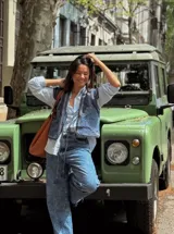 Chaleco de jean azul con bordados y estampado en el interior.