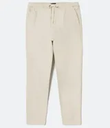 Pantalón de sarga color beige, con cintura elástica, cordón de ajuste y bolsillos laterales.