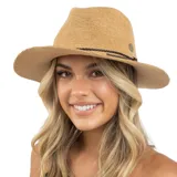 Sombrero de paja color beige con cinta trenzada marrón y logo metálico.