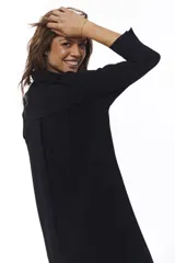 Vestido camisero midi negro con botones blancos, mangas 3/4 y bolsillos laterales.