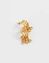 Aros dorados tipo argolla con tres aros paralelos y tres dijes colgantes: dos con cubic zirconia y uno con forma de corazón.