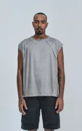 Remera manga corta gris con recortes en delantero y mangas con proceso efecto gastado confeccionada en textil premium 100% algodón calce oversize.