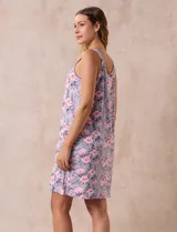 Camisón corto de tejido suave color lila con estampado de manchas difuminadas. Tiene escote redondo con botones y detalle plisado en el pecho.