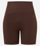 Conjunto deportivo de dos piezas, color fucsia vibrante, compuesto por un top deportivo de escote redondo y una bermuda ciclista de tiro alto.