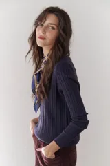 Sweater de punto marrón con escote en V y mangas largas.