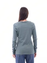 Remera negra de algodón con escote en V y mangas largas.