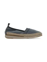 Slip-on azul con suela beige, de cuero y cordón rústico trenzado ornamental.