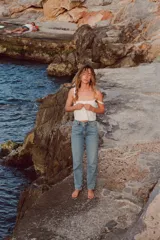Pantalón de jean celeste de corte mom fit, tiro alto, largo tobillero y cinco bolsillos.