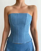 Corset strapless de denim celeste con ballenas reforzadas.