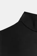 Camiseta sin mangas, color marrón oscuro, de corte ajustado (slim fit) y cuello alto.