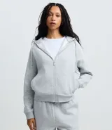 Saco gris de algodón con felpa, con capucha ajustable, mangas largas, cierre delantero de cremallera y bolsillos funcionales.