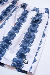 Short de baño blanco con estampado de flores azules, cintura elástica con cordón ajustable, bolsillos laterales y trasero con cierre, y logo bordado en la pierna.