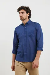 Camisa celeste de lino y algodón, de corte clásico, con cuello button-down y manga larga.
