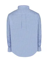 Camisa de manga larga celeste con finas rayas verticales blancas, de corte clásico y cuello abotonado. Tiene bolsillo en el pecho con logo de la marca bordado.