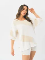 Remera oversized de dama en tejido crudo, con diseño asimétrico y cuello redondo.