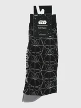 Calcetines largos de hombre color negro con estampado repetido del casco de Darth Vader en gris claro. El talón y la punta son de color gris sólido.