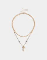 Collar corto multicadena dorada, con una cadena de eslabones y otra de perlas sintéticas con cuentas florales y dije de moño metálico.