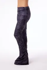 Pantalón bootcut de polisoft con estampado de piel de serpiente en tonos grises. Cintura alta con tiras ajustables en los laterales y drapeado en ambas piernas.