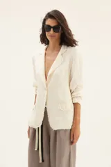 Blazer color crudo de lino con borde desflecado, de corte recto y manga larga.