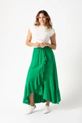 Pollera larga color verde esmeralda, de corte evasé, con cintura elastizada y volantes diagonales en el frente.