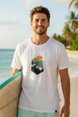 Remera blanca de manga corta con cuello redondo y un estampado gráfico central que representa un paisaje montañoso con un sol naranja y una figura humana observando.