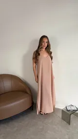 Vestido largo rojo, sin mangas, con escote en V pronunciado y corte amplio.